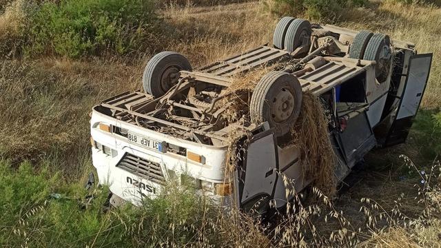 Amasya’da tarım işçilerini taşıyan midibüs devrildi: 16 yaralı