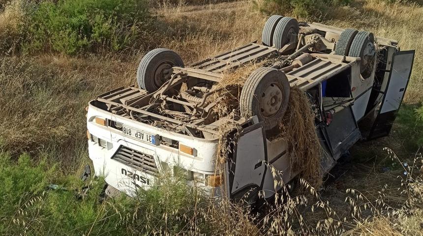 Amasya&rsquo;da tarım iş&ccedil;ilerini taşıyan midib&uuml;s devrildi: 16 yaralı