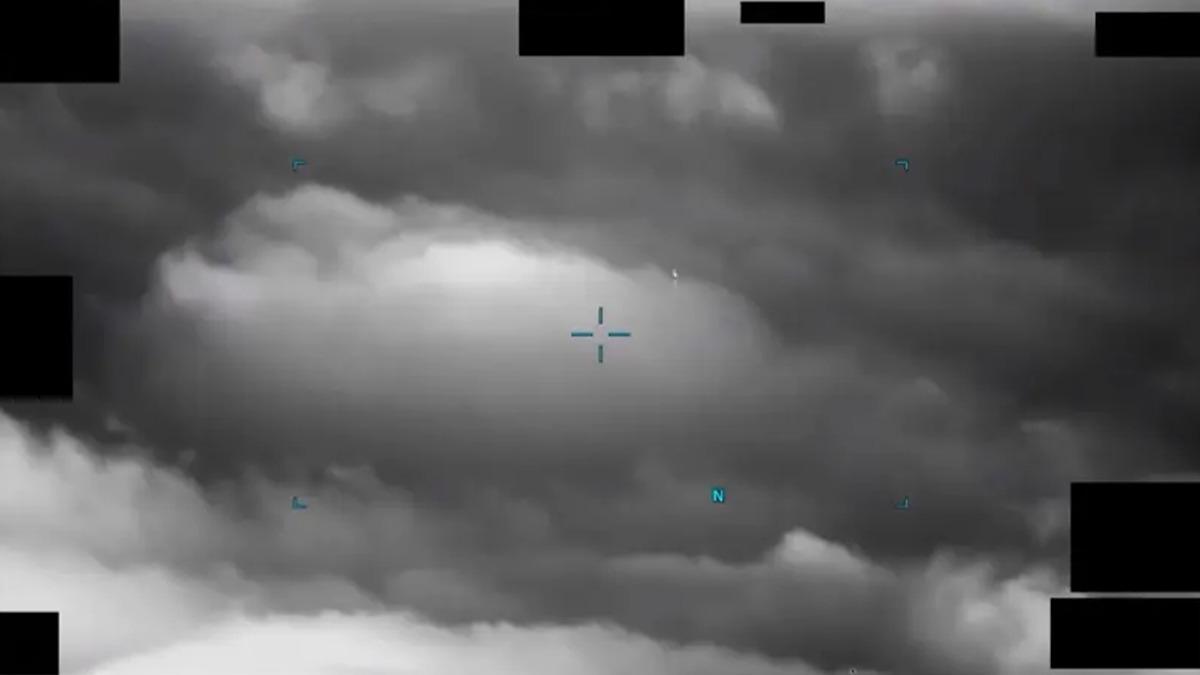 Askeri uçaklar bile takip edemiyor! Pentagon yeni UFO arşivlerini paylaştı: "Çok hızlı"