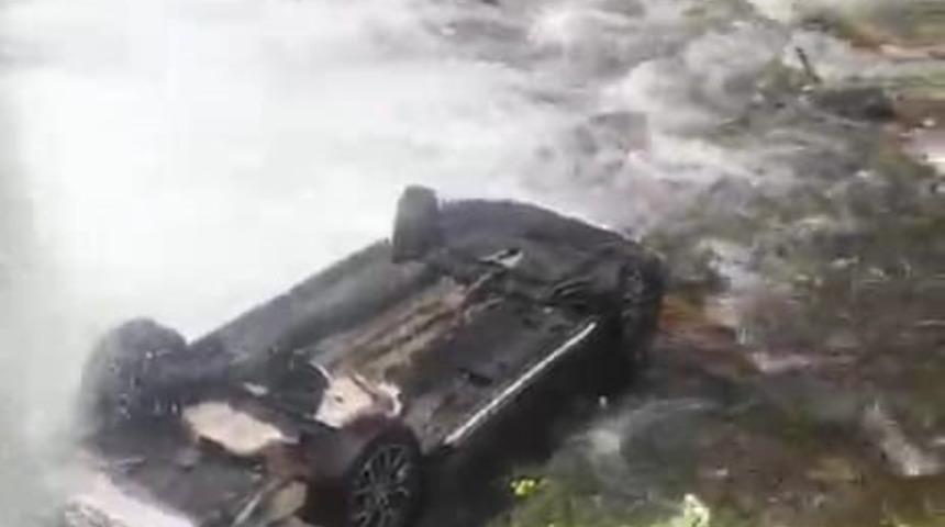 Uzung&ouml;l&rsquo;de ara&ccedil; şelaleye u&ccedil;tu: 1 yaralı