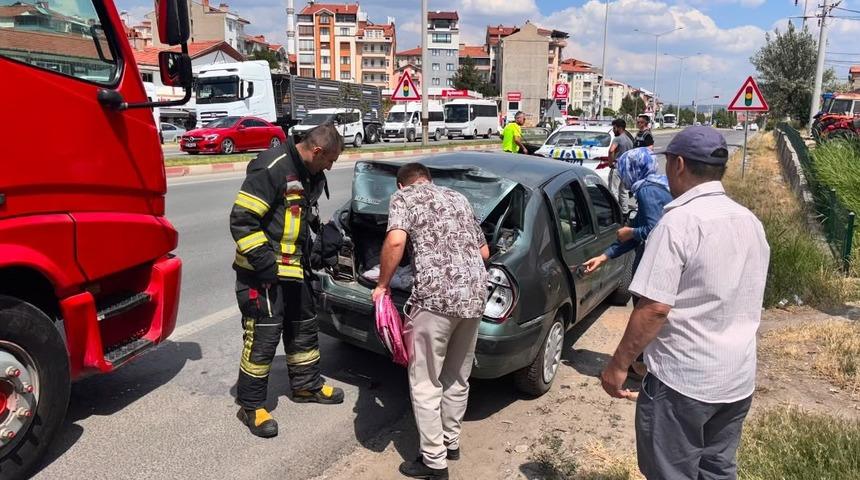 Kamyonun &ccedil;arptığı otomobildeki 2 &ccedil;ocuk yaralandı