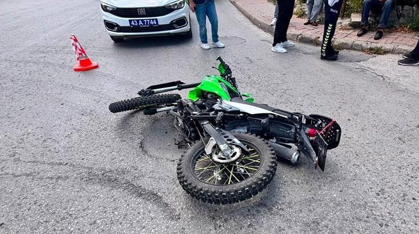 Tavşanlı&rsquo;da otomobil ile motosiklet &ccedil;arpıştı: 1 yaralı