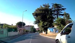 Sarıyer&rsquo;de yol ortasında gerginlik: "Neden hızlı gittin?" tartışması kamerada