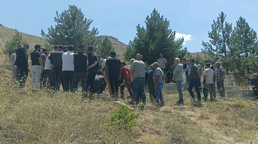 Hayatını kaybeden doğa fotoğraf&ccedil;ısı, memleketi Sivas&rsquo;ta son yolculuğuna uğurlandı