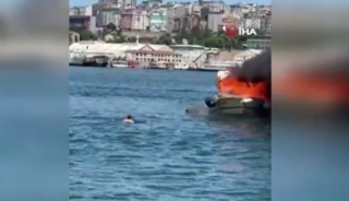 İstanbul'da korku dolu anlar! Yanan tekneden atalyarak kurtuldular