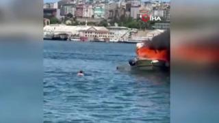 İstanbul'da korku dolu anlar! Yanan tekneden atalyarak kurtuldular