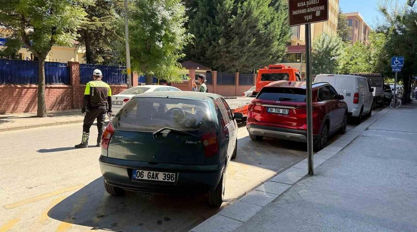 Tur otob&uuml;slerine ayrılan alana park eden ara&ccedil;lar ceza kesildi