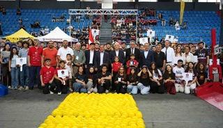 Robotlar spor salonunda yarıştı