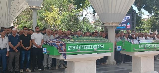 D&uuml;ğ&uuml;n d&ouml;n&uuml;ş&uuml; kazada &ouml;len &ccedil;ift ile &ccedil;ocukları Kayseri&rsquo;de toprağa verildi 1