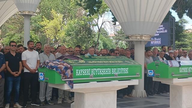 Düğün dönüşü kazada ölen çift ile çocukları Kayseri’de toprağa verildi