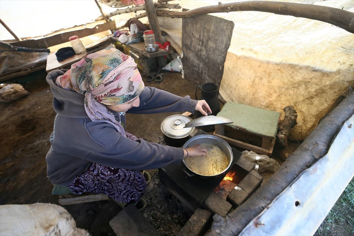 Görüntüler Türkiye den: Yazın ortasında soba yakarak ısınıyorlar 2