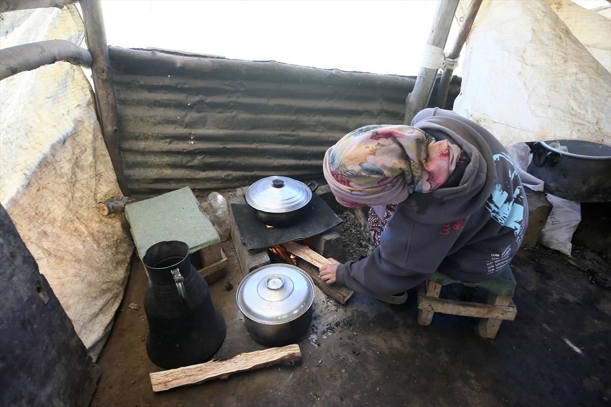 Görüntüler Türkiye den: Yazın ortasında soba yakarak ısınıyorlar 1
