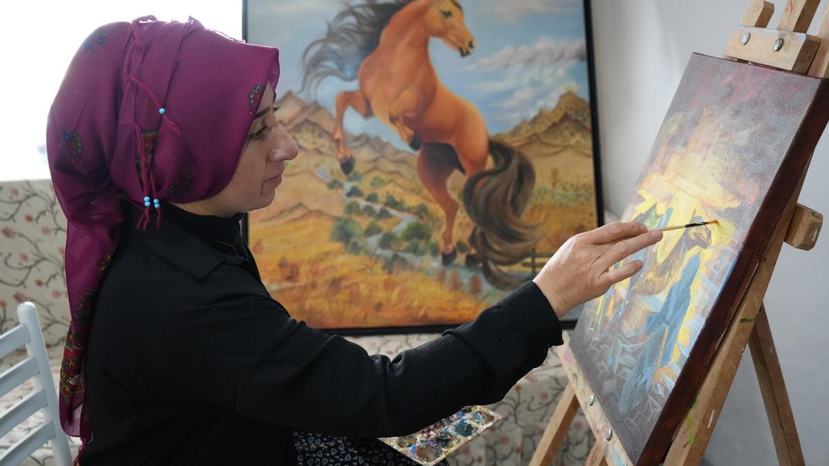 Şalvarlı Picasso olarak tanınıyor: Saçından fırça, kömürden boya yaptı 1