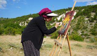 'Şalvarlı Picasso': Sa&ccedil;ından fır&ccedil;a, k&ouml;m&uuml;rden boya yaptı