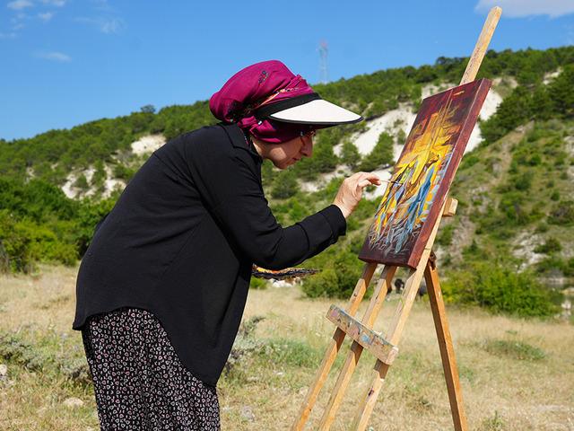 'Şalvarlı Picasso': Sa&ccedil;ından fır&ccedil;a, k&ouml;m&uuml;rden boya yaptı