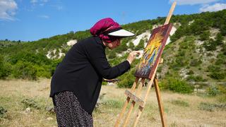 'Şalvarlı Picasso' olarak tanınıyor: Saçından fırça, kömürden boya yaptı