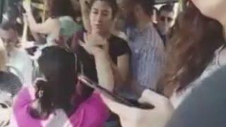 Metrobüste en ilginç kavga! Cep telefonuyla görüntülendi: Üstüne kusarım senin