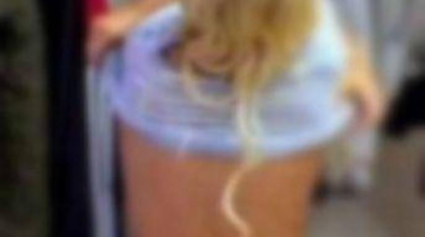 Mağazada alışveriş yapan kadının uygunsuz görüntülerini çekti