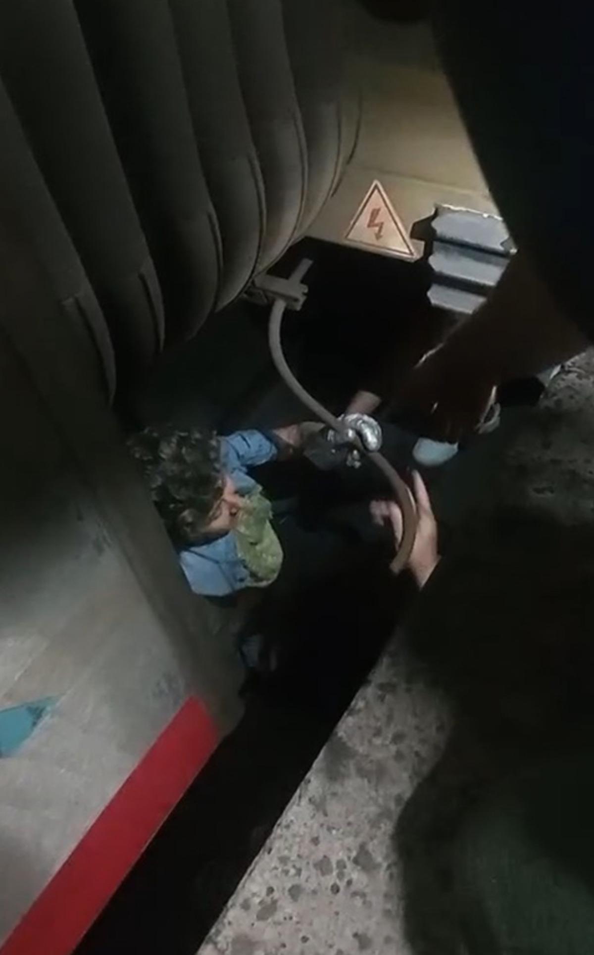Marmaray da panik anları! Raylara oturan yolcu trenin altında sıkıştı 1