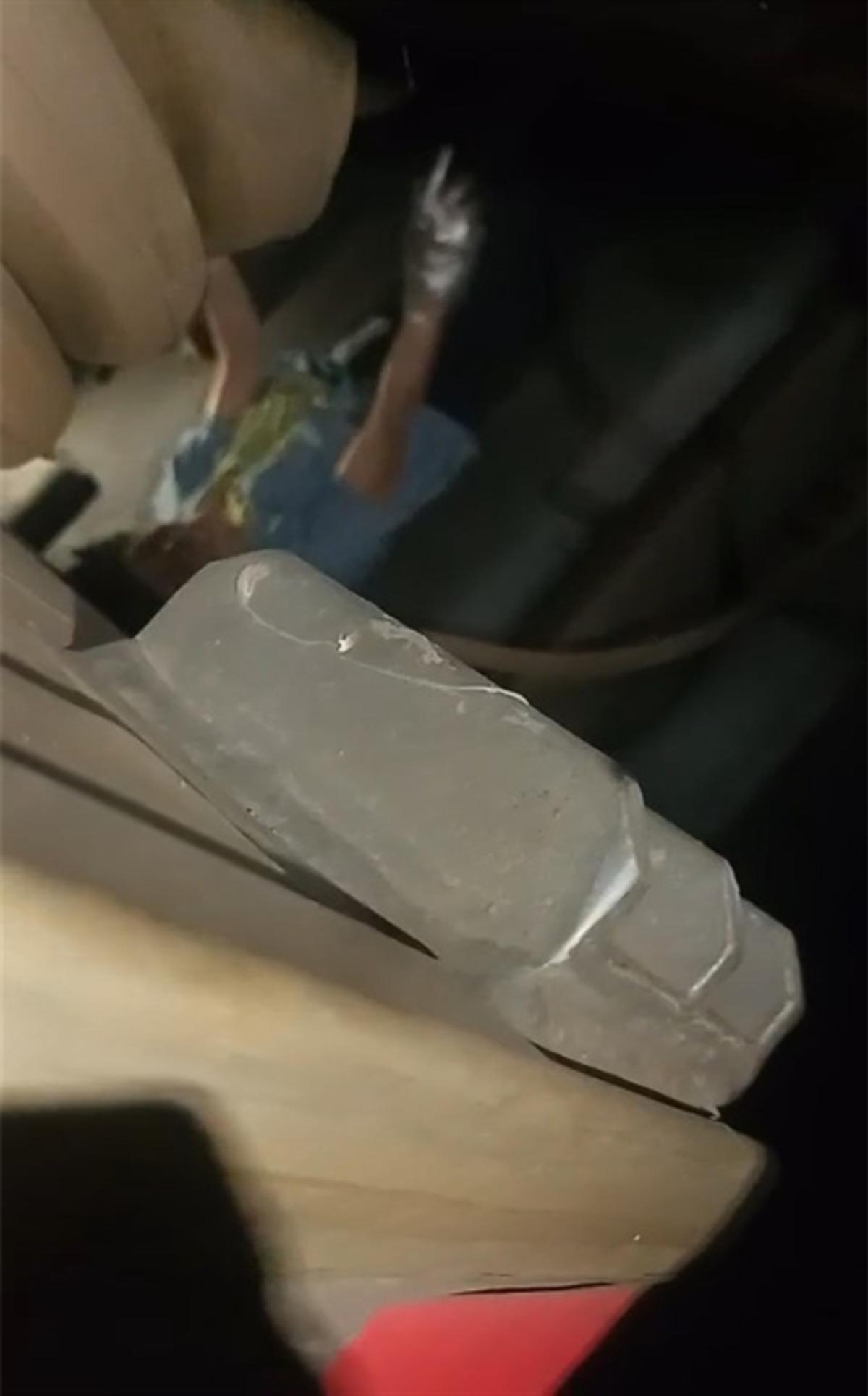 Marmaray da panik anları! Raylara oturan yolcu trenin altında sıkıştı 4
