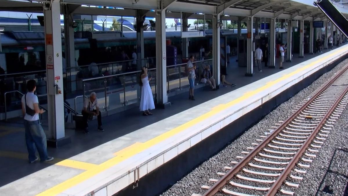 Marmaray da panik anları! Raylara oturan yolcu trenin altında sıkıştı 5