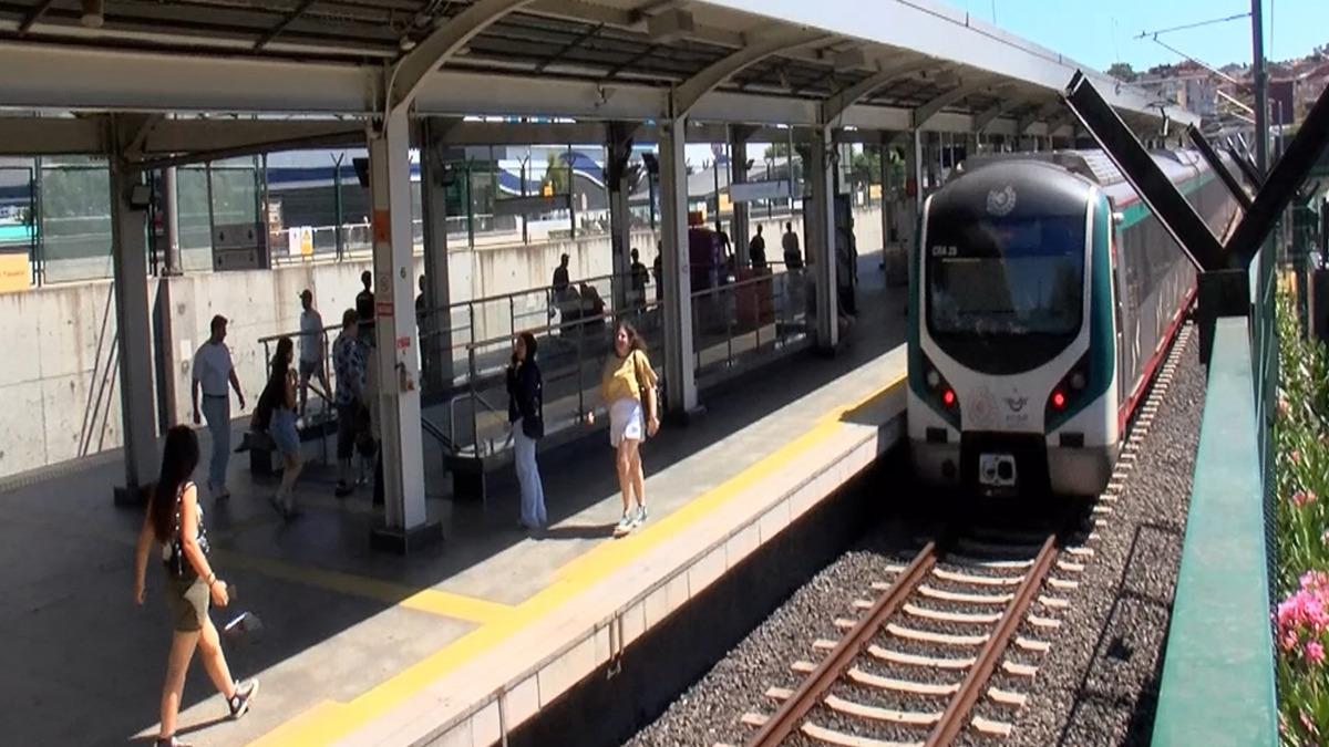 Marmaray da panik anları! Raylara oturan yolcu trenin altında sıkıştı 6