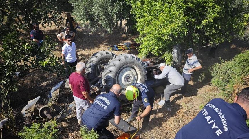 Trakt&ouml;r&uuml;n altında kalan şahıs, ekiplerin &ccedil;alışmasıyla kurtarıldı