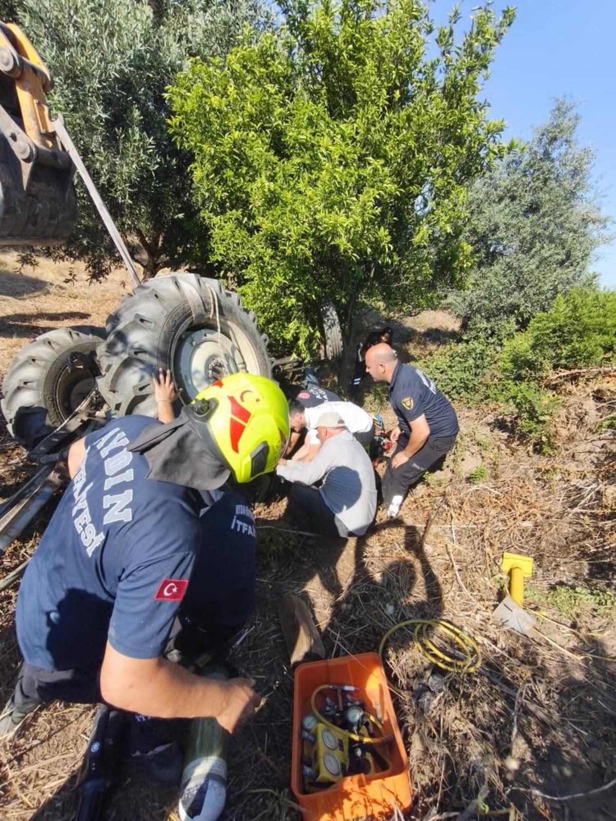 Traktörün altında kalan şahıs, ekiplerin çalışmasıyla kurtarıldı 1