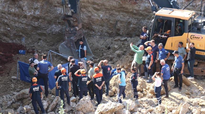 İnşaat kazısında g&ouml;&ccedil;&uuml;k altında kalan kep&ccedil;e operat&ouml;r&uuml; hayatını kaybetti