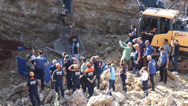İnşaat kazısında göçük altında kalan kepçe operatörü hayatını kaybetti