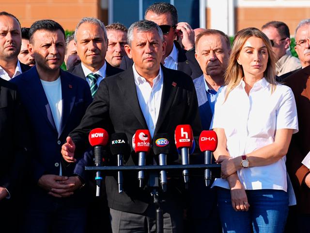 &Ouml;zel'den yeni parti sinyali: "Yeni bir yol a&ccedil;acağız"