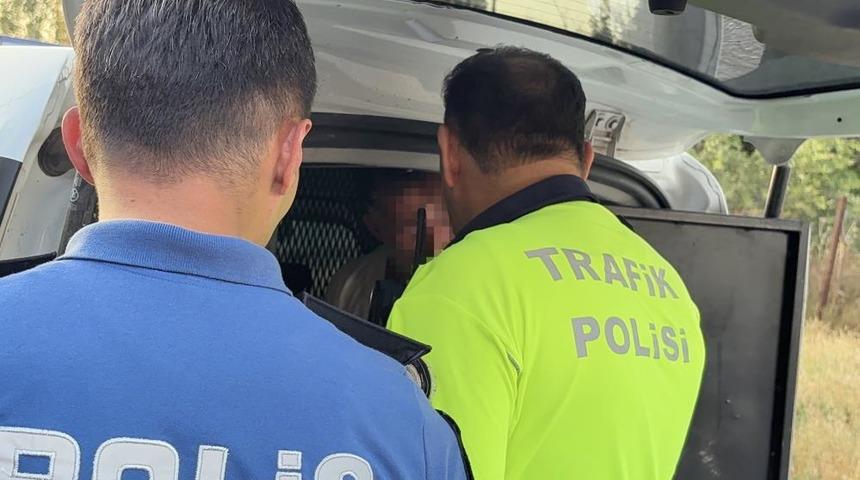 Uygulamada kimlik kontrol&uuml; yapılan &ccedil;ocuğun babası ekiplere mukavemet g&ouml;sterdi