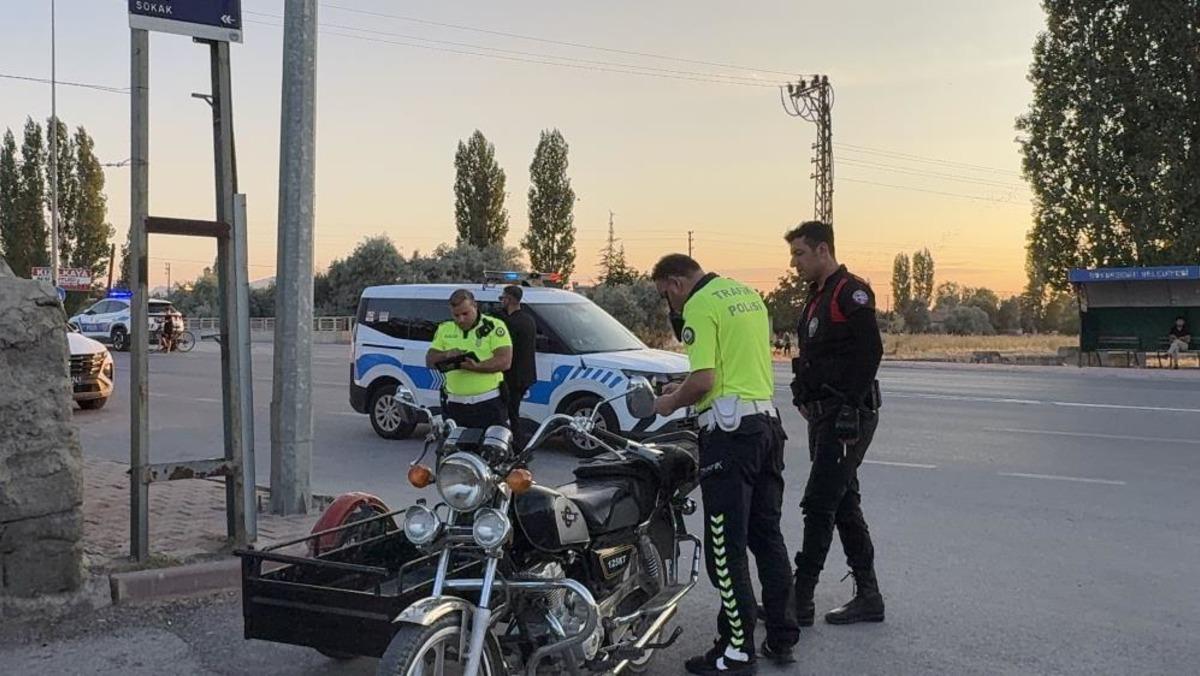 Uygulamada kimlik kontrolü yapılan çocuğun babası ekiplere mukavemet gösterdi 1