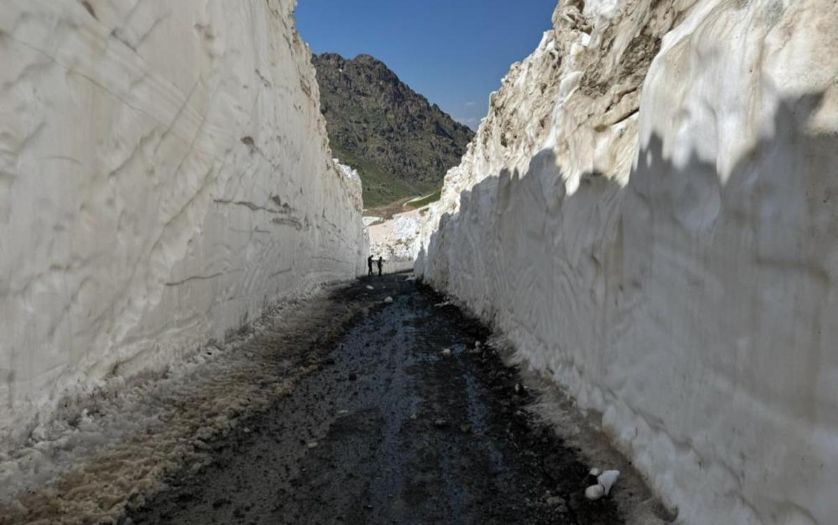 Yüksekova’da 8 metrelik kar tünelleri: İş makinesi içinde kayboldu 1