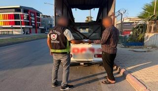 Sosyal medyadaki g&ouml;r&uuml;nt&uuml;ler ihbar oldu, kamyonet s&uuml;r&uuml;c&uuml;s&uuml;ne ceza kesildi