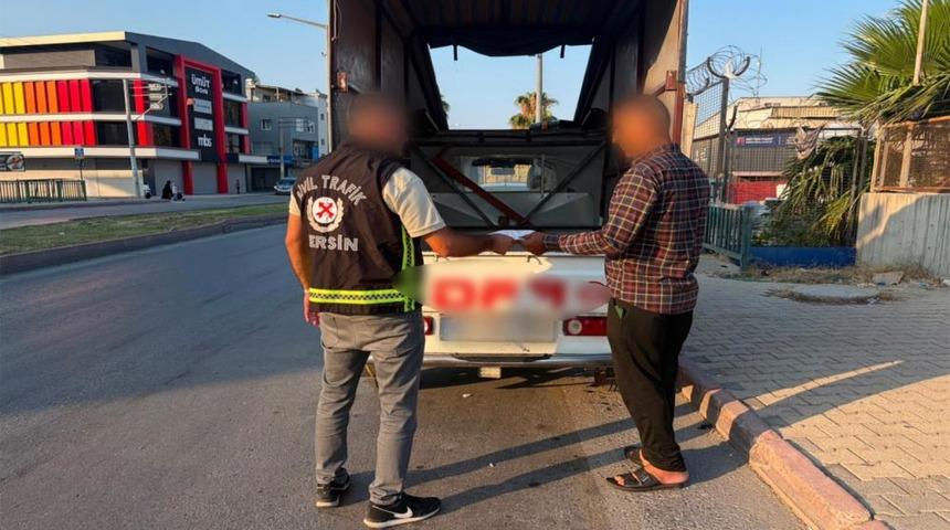 Sosyal medyadaki g&ouml;r&uuml;nt&uuml;ler ihbar oldu, kamyonet s&uuml;r&uuml;c&uuml;s&uuml;ne ceza kesildi
