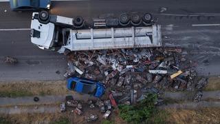 Metal yüklü tır yola devrildi: Karı-koca faciadan son anda kurtuldu