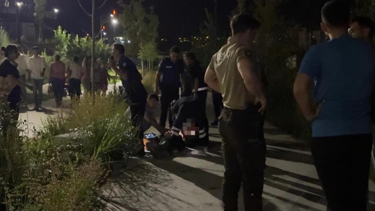 Kayseri de parkta bı&ccedil;aklı kavga: 1&rsquo;i ağır, 3 yaralı 1
