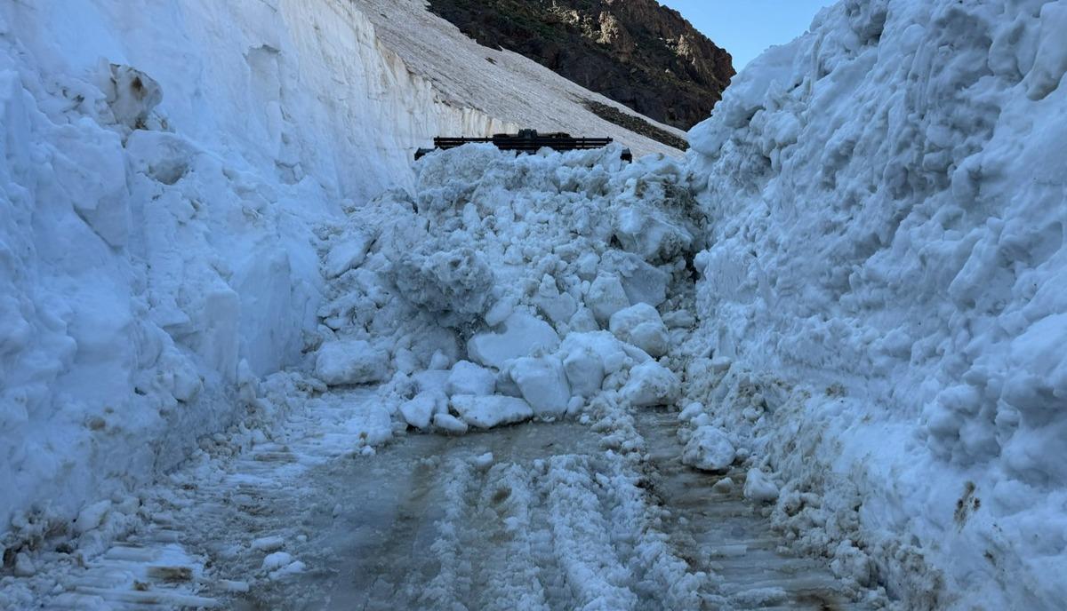 Göl yolunda normal dışı görüntü: Doğal duvar iş makinesi yuttu 1