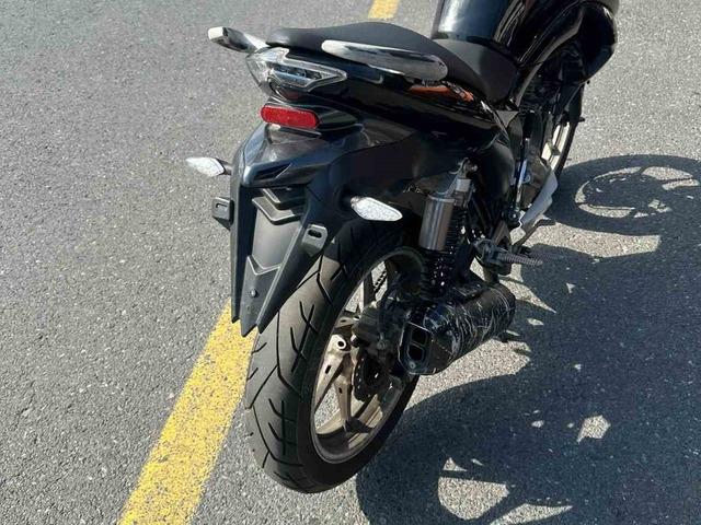 Plakasız ve ehliyetsiz motosiklet s&uuml;r&uuml;c&uuml;s&uuml;ne 131 bin liralık ceza