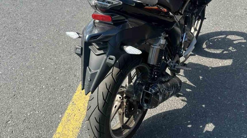 Plakasız ve ehliyetsiz motosiklet s&uuml;r&uuml;c&uuml;s&uuml;ne 131 bin liralık ceza