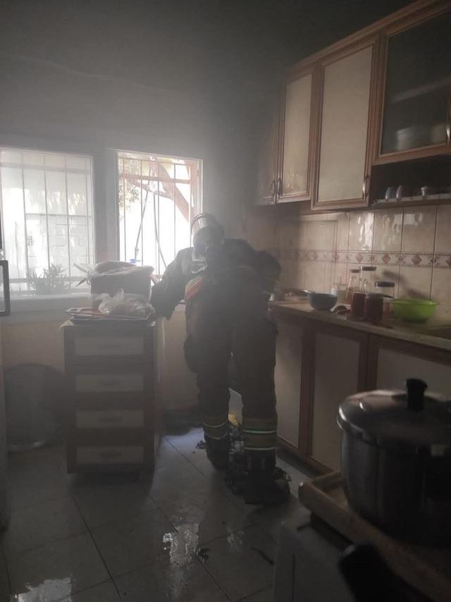 İskenderun’da ocakta unutulan yemek yangına neden oldu 1
