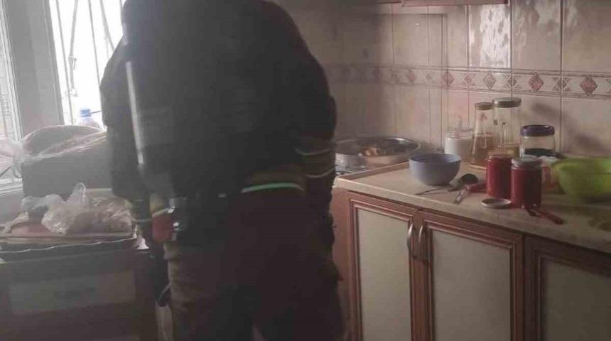 İskenderun&rsquo;da ocakta unutulan yemek yangına neden oldu