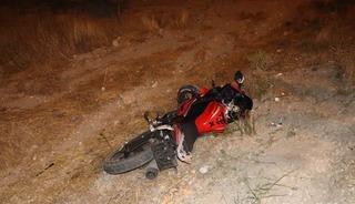 Otomobille &ccedil;arpışan motosiklet şarampole savruldu: 1 yaralı