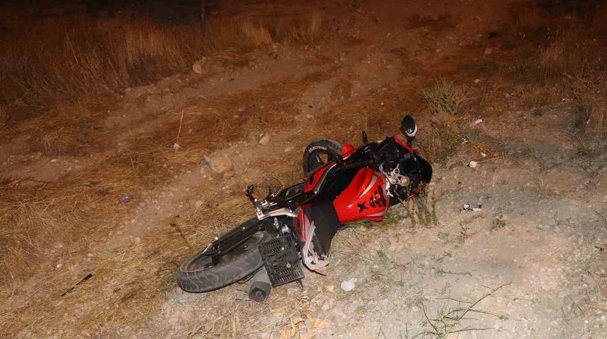 Otomobille &ccedil;arpışan motosiklet şarampole savruldu: 1 yaralı