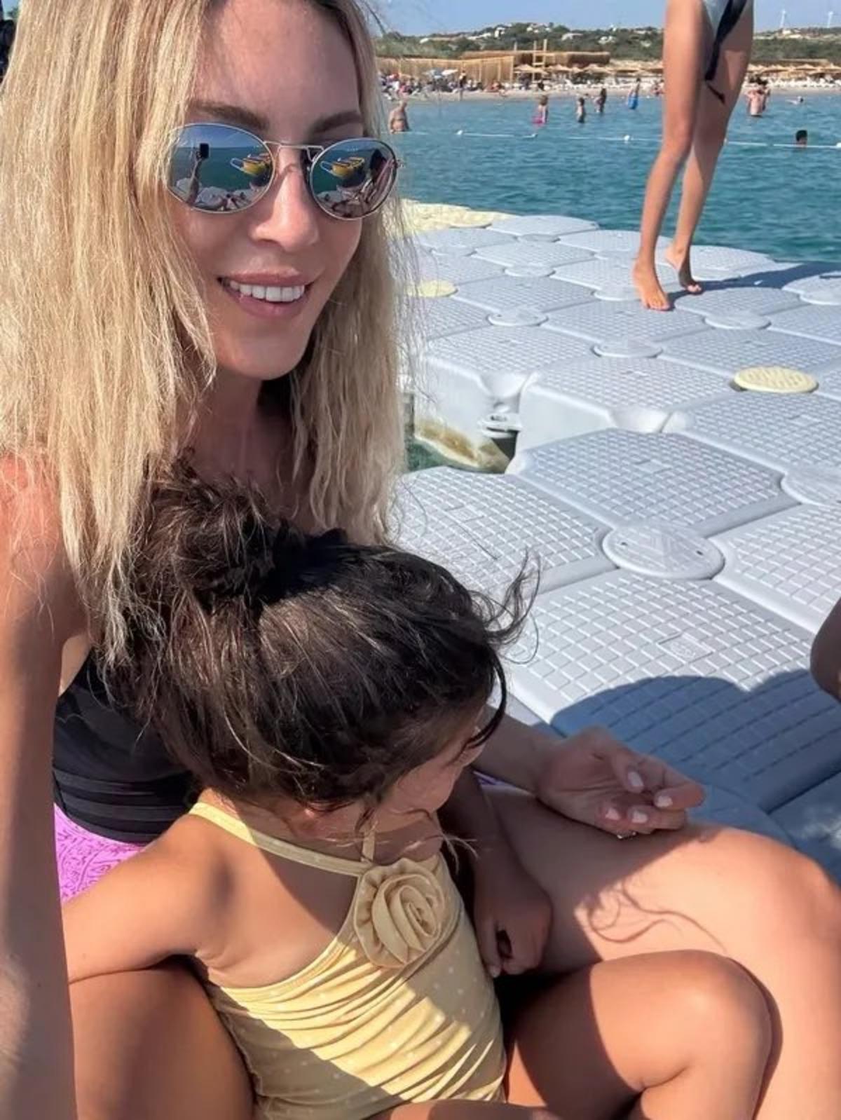 Sinem Kobal plajdan paylaştı: "Kenan İmirzalıoğlu nun 3 prensesi!" 1