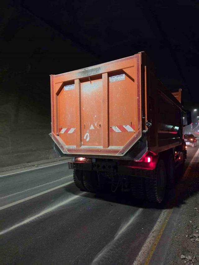 Erkenek T&uuml;neli&rsquo;nde otomobil kamyona arkadan &ccedil;arptı: 1 yaralı 2