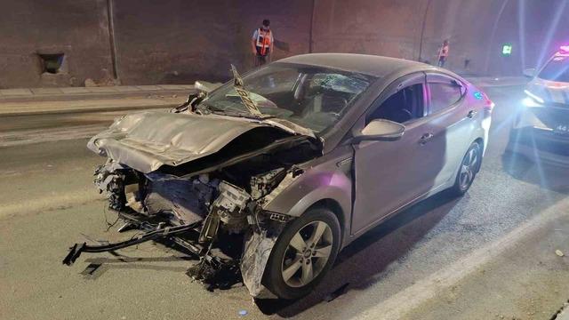 Erkenek Tüneli’nde otomobil kamyona arkadan çarptı: 1 yaralı
