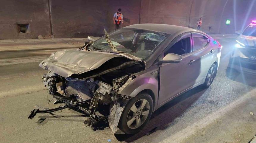 Erkenek T&uuml;neli&rsquo;nde otomobil kamyona arkadan &ccedil;arptı: 1 yaralı