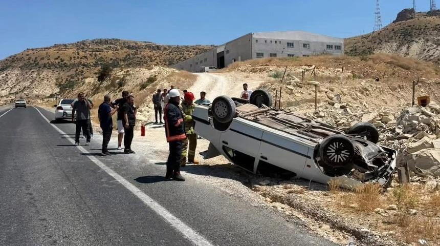 Mardin&rsquo;de otomobil takla attı: 2 yaralı